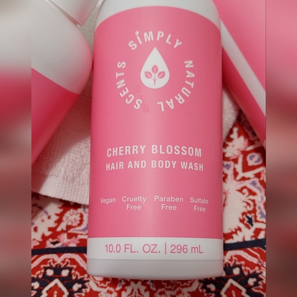 Bundle of (4) bottles of Simply Natural Scents brand body wash. - Picture 2 of 3